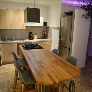 Kjøleskap, mikrobølgeovn, ovn og kokeplater