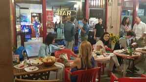 Un restaurant doté d’une salle où l’on peut s’asseoir, de tables, de chaises et d’un comptoir.