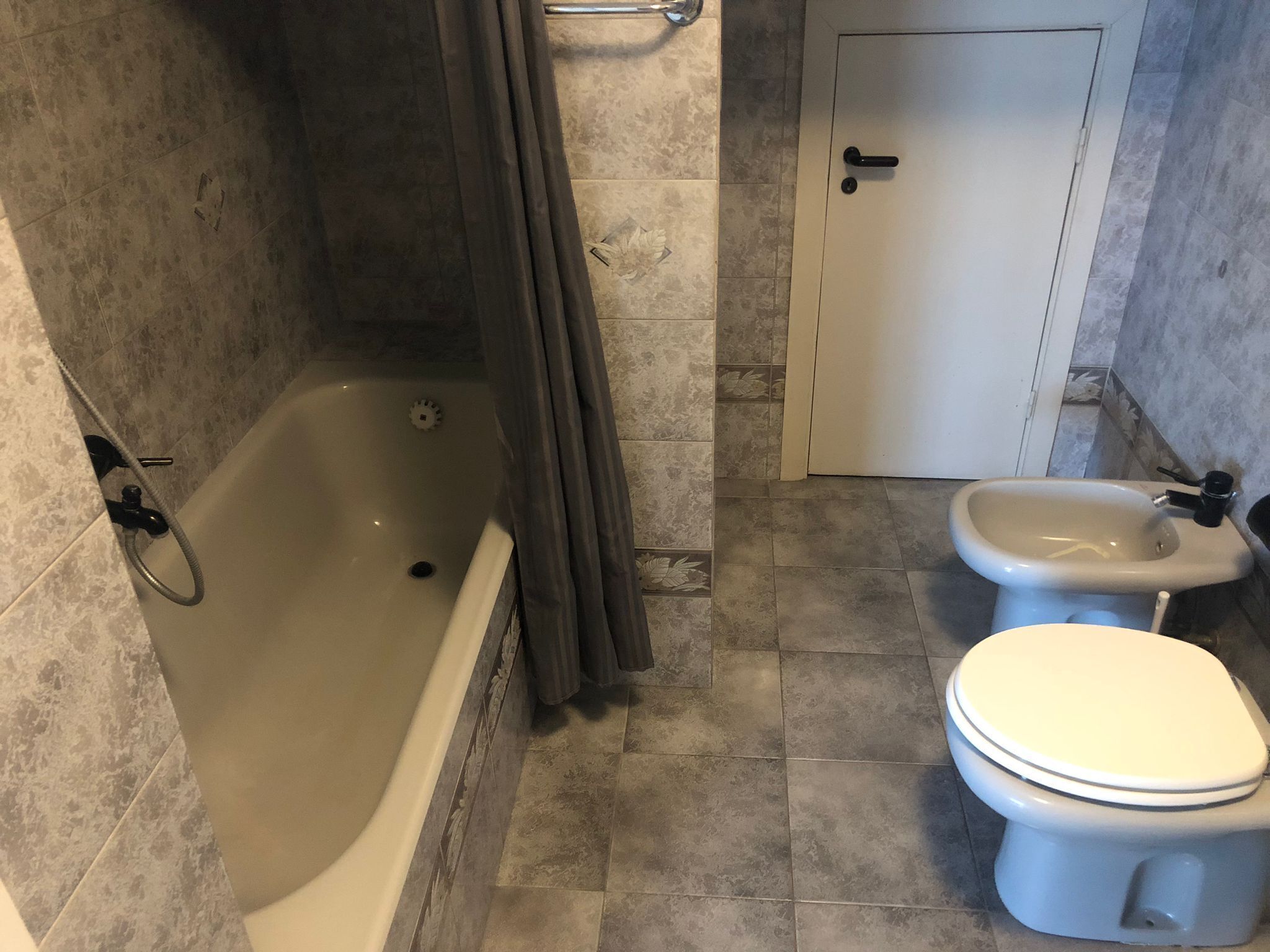 Un bagno con vasca, water e bidet.