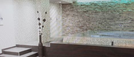 Sauna, tina de hidromasaje, baño de vapor y baño turco o hammam