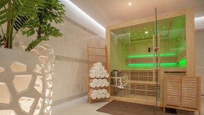 Um spa moderno com um compartimento de vidro, uma escada de madeira e uma planta.