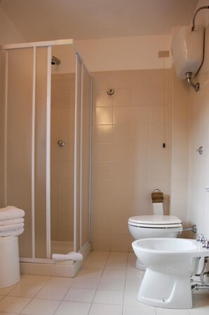 Free toiletries, hair dryer, bathrobes, bidet - Hotel La Pieja (Opi)