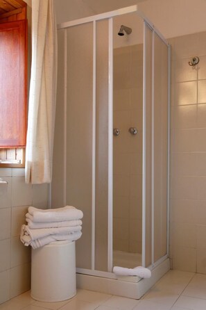 Free toiletries, hair dryer, bathrobes, bidet - Hotel La Pieja (Opi)