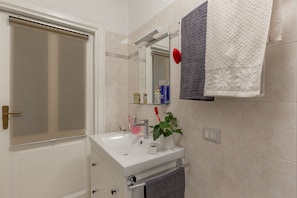 Apartment, 2 Schlafzimmer | Badezimmer | Dusche, Haartrockner, Bidet, Handtücher