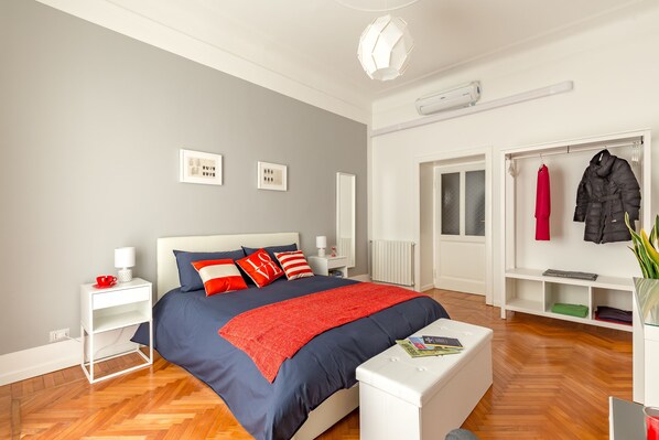 A modern bedroom with a large bed, bedside tables, a wardrobe, and a reading area. - notaMi - Tailors' Home Sempione (Milan)