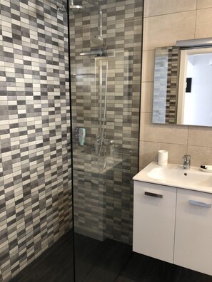 Dusj, hårføner, bidé og håndklær