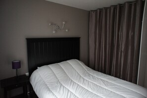 1 habitación, tabla de planchar con plancha y cuna de viaje