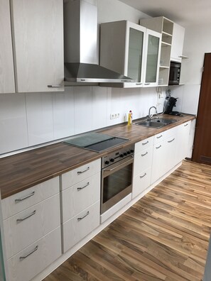 公寓, 2 間臥室 (No. 13) | 私人廚房 | 電冰箱、微波爐、爐台、鍋具/餐盤/廚房用品