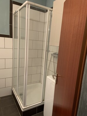 Shower, towels, soap, toilet paper - Heinsberg City Apartments (Heinsberg)