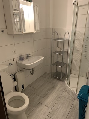 Apartamento, 2 quartos, no piso térreo (No. 1) | Banheiro | Chuveiro, toalhas de banho, sabonete, papel higiênico