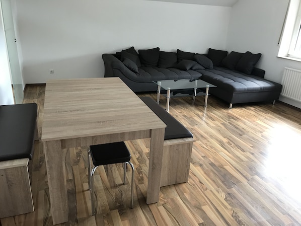 Apartment, 2 Schlafzimmer (No. 13) | Wohnbereich | LED-Fernseher