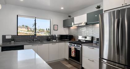 Chic & Vibrant with Harbor View & Two Kings ~ Near It All