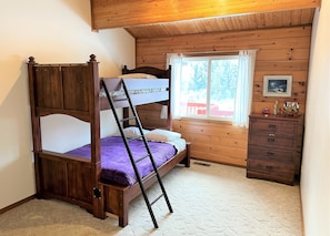 4 bedrooms, iron/ironing board, WiFi, bed sheets - Beautiful Cabin in Leavenworth with 4BR and 3BA   (Leavenworth)