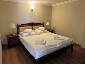 Deluxe Studio Suite, Private Bathroom | Blackout drapes, free WiFi