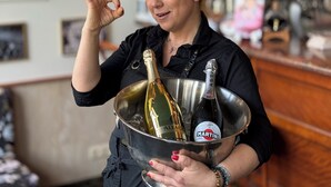 A person holding a bucket with two bottles of champagne and a martini glass. - Boutique Residence Irys (Swinoujscie)