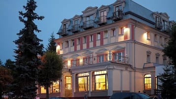 Fachada del alojamiento - Noche