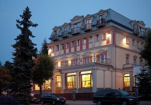 Front of property – evening/night - Boutique Residence Irys (Swinoujscie)