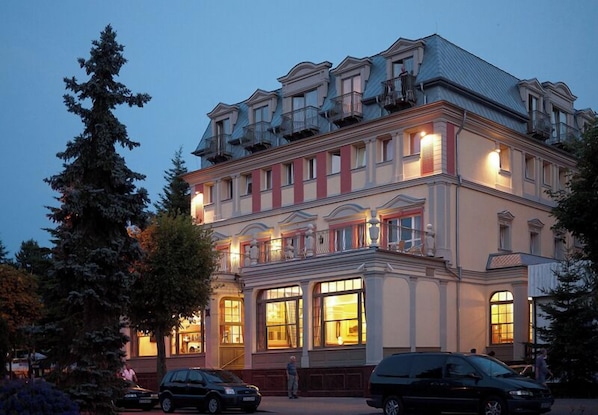 Fachada da propriedade à noite