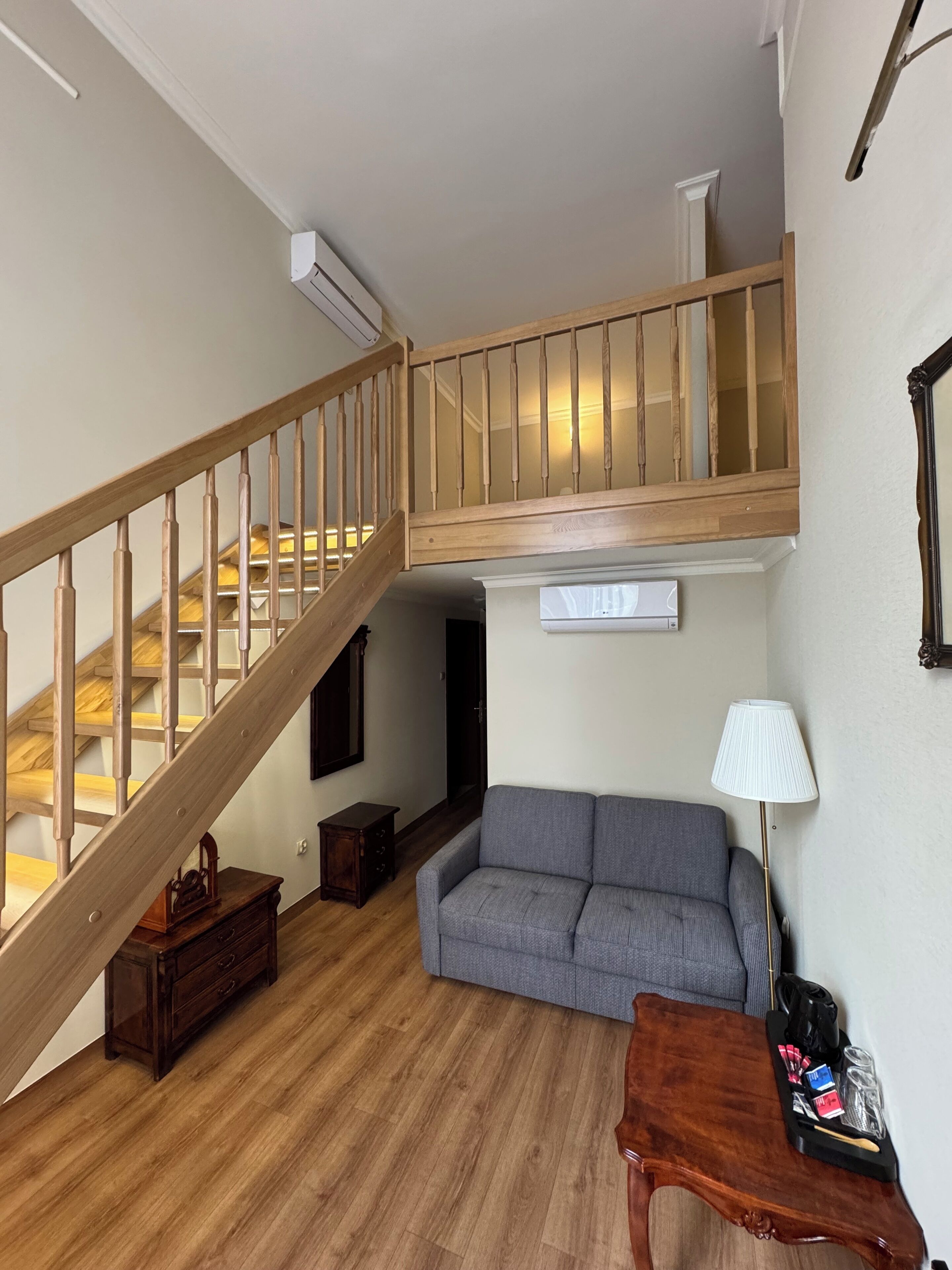 Muebles diferentes, cortinas blackout, wifi gratis y ropa de cama 