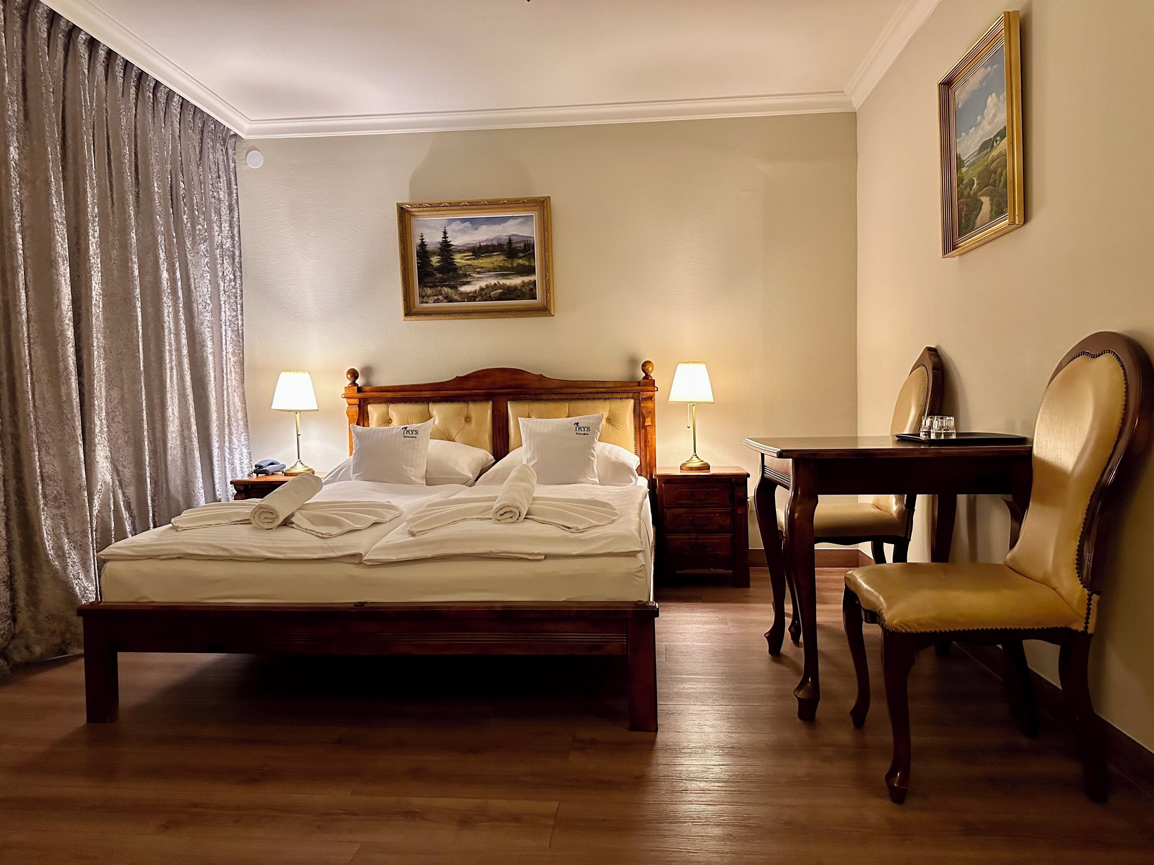 Quarto superior | Individualmente mobiliados, cortinas blackout, Wi-Fi de cortesia