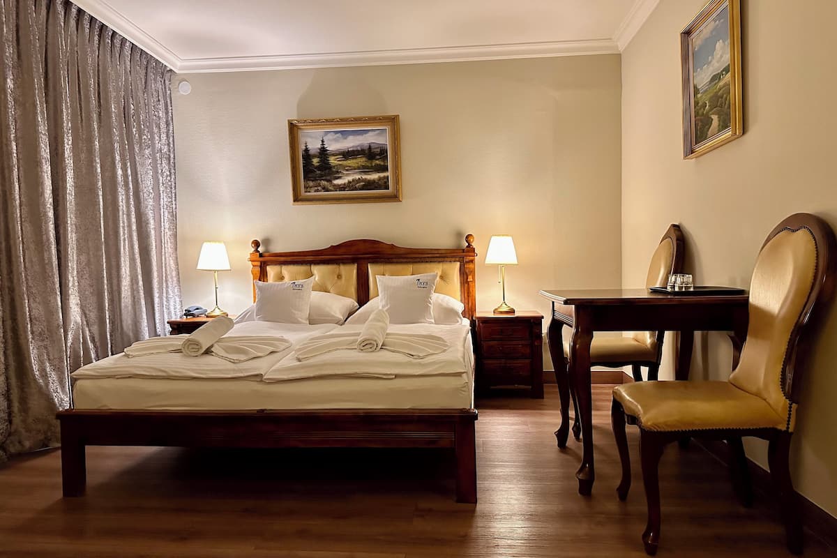 Quarto superior | Individualmente mobiliados, cortinas blackout, Wi-Fi de cortesia