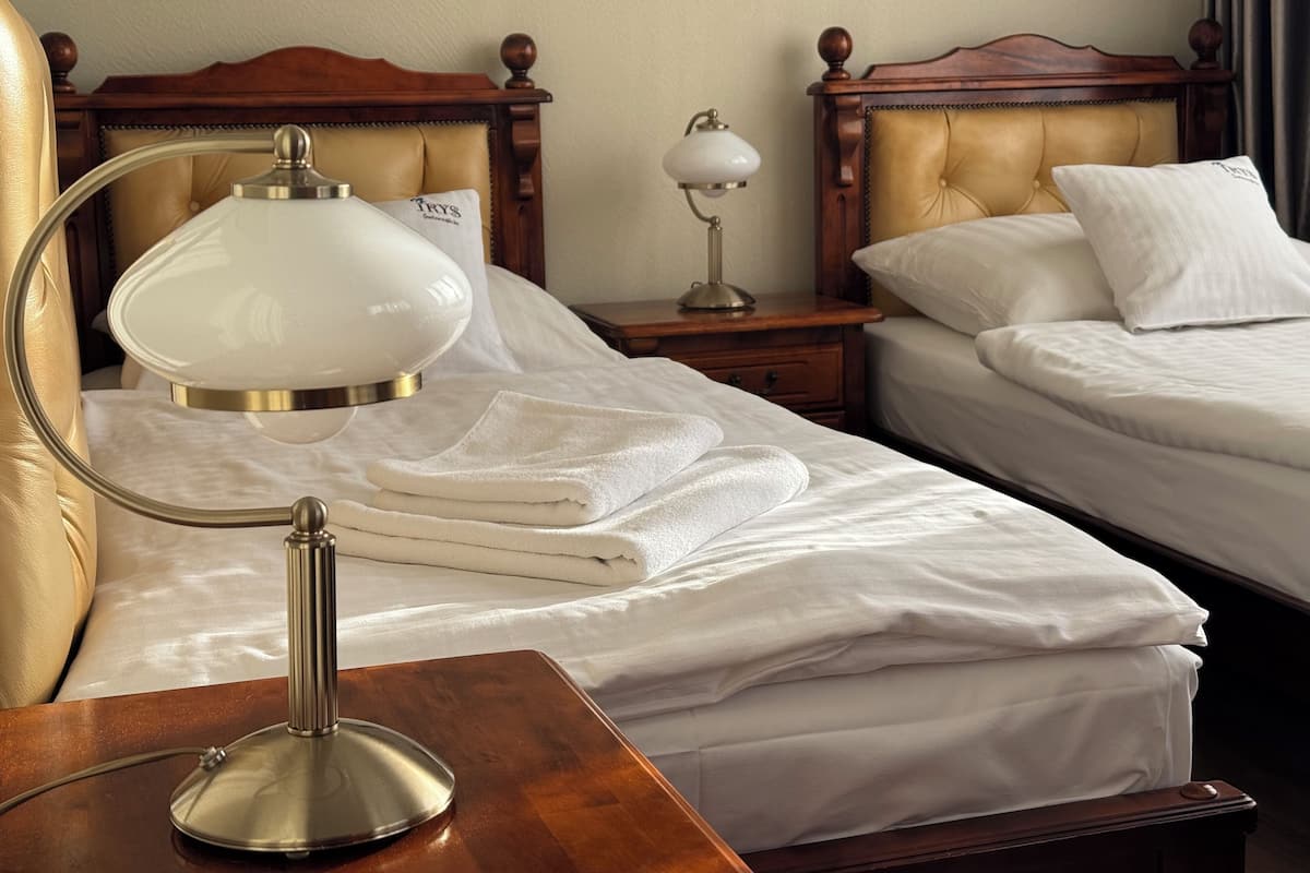 Quarto duplo standard | Individualmente mobiliados, cortinas blackout, Wi-Fi de cortesia