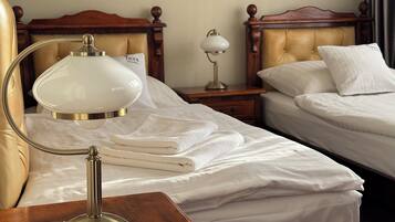 Chambre Standard avec lits jumeaux | Ameublement personnalisé, rideaux occultants, Wi-Fi gratuit