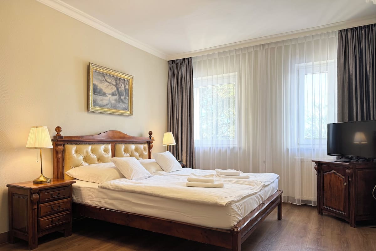 Quarto casal standard | Individualmente mobiliados, cortinas blackout, Wi-Fi de cortesia