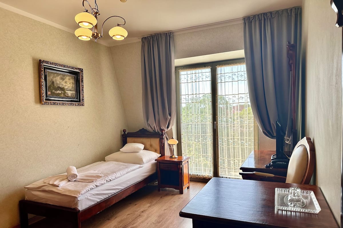 Quarto solteiro standard, sacada | Individualmente mobiliados, cortinas blackout, Wi-Fi de cortesia