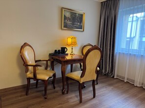 Chambre supérieure | Ameublement unique, rideaux d’obscurcissement, accès au Wi-Fi (inclus)