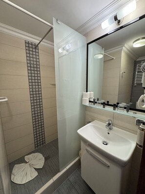 Deluxe Studio Suite, Private Bathroom | Blackout drapes, free WiFi