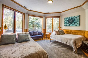 9 bedrooms, free WiFi, bed sheets - BLUE10 - Luxury Retreat, Sleeps 16, Hot Tub, Sun Room w/Games, Wood Fireplace (Sunriver)
