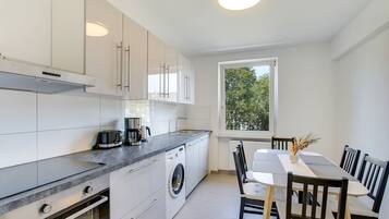 Deluxe Apartment, 3 Bedrooms | In-room dining