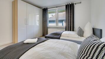 Deluxe Apartment, 3 Bedrooms | 1 bedroom, desk, iron/ironing board, WiFi