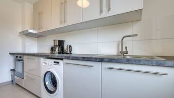 Deluxe Apartment, 3 Bedrooms | Private kitchen | Fridge, oven, stovetop, cookware/dishes/utensils