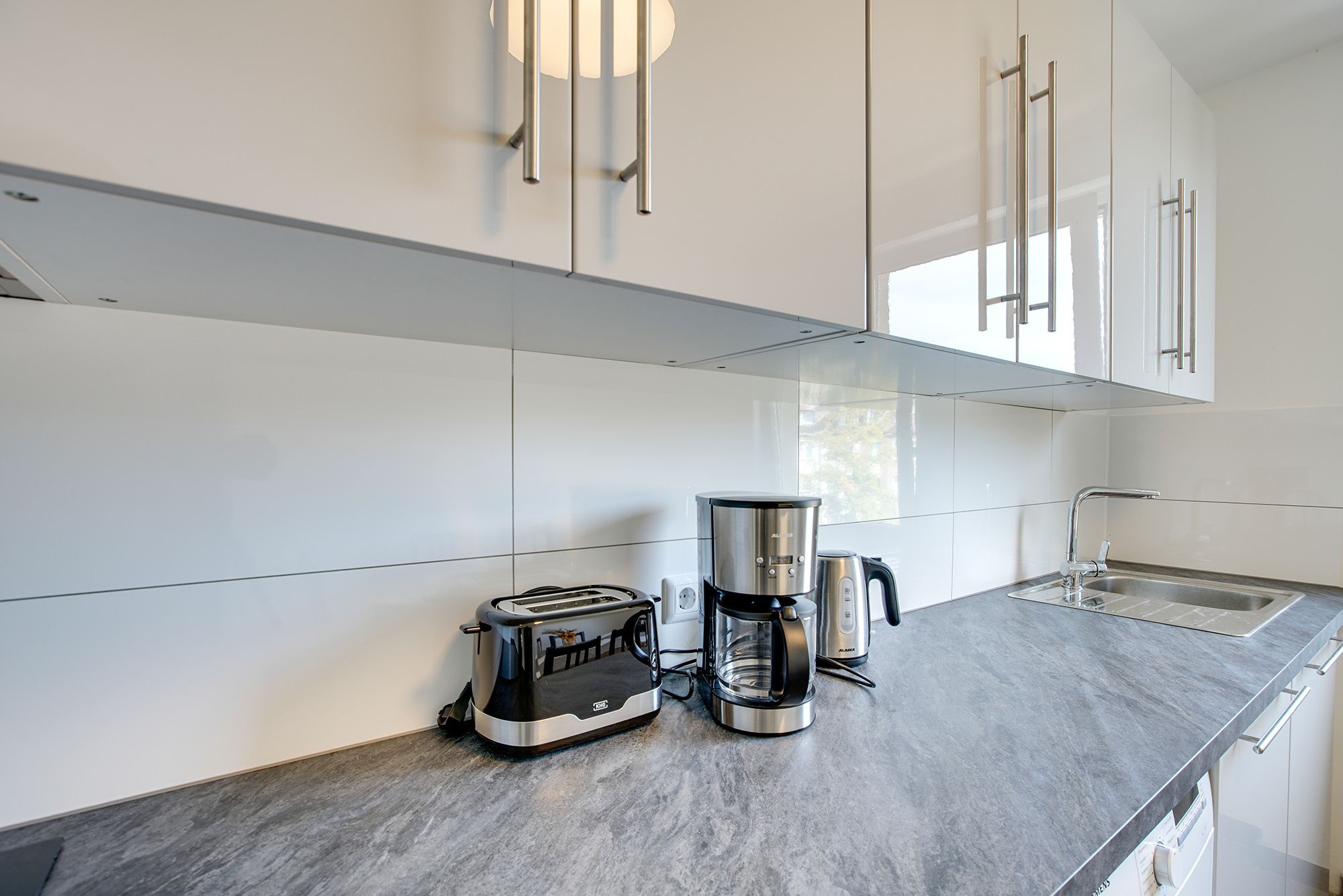 Deluxe Apartment, 3 Bedrooms | Private kitchen | Fridge, oven, stovetop, cookware/dishes/utensils