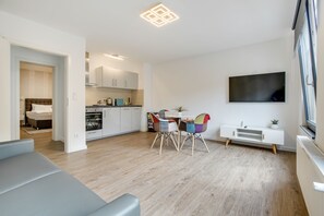 Fridge, oven, stovetop, cookware/dishes/utensils - Stay Here ND Apartments (Krefeld)