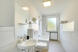 Bathroom - Stay Here ND Apartments (Krefeld)