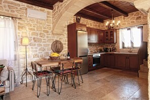 Deluxe Villa | Private kitchen | Full-sized fridge, microwave, oven, stovetop