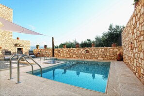 Outdoor pool, pool umbrellas, pool loungers - Villa with private pool near the beach (Mylopotamos)