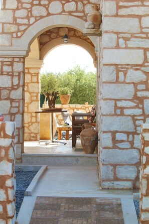 Terrace/patio - Villa with private pool near the beach (Mylopotamos)