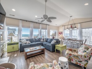 Smart TV, caminetto, lettore DVD