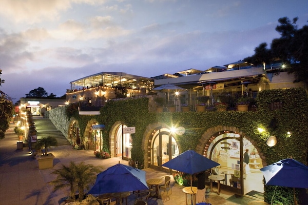 Del Mar Plaza at Night - Monarch... Pacific Grill... Il Fornaio... Gorgeous!