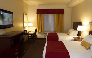 Habitación estándar, 2 camas de matrimonio | 1 dormitorio, caja fuerte, escritorio y tabla de planchar con plancha