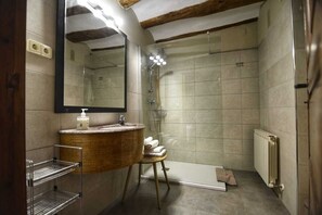 Studio Suite | Bathroom | Bathtub, towels