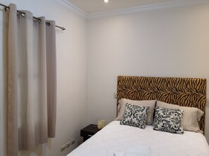 Safari Room | Tabla de planchar con plancha, wifi gratis, ropa de cama