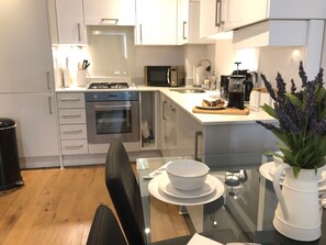 Apartamento, 1 habitación | Cocina privada | Frigorífico grande, microondas, horno y placa de cocina