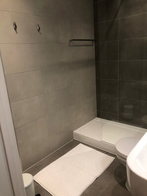 Apartment, 1 Bedroom | Bathroom | Combined shower/tub - Excellent Location in the Heart of Slough (Slough)