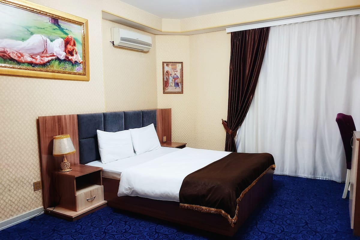 Standard Double Room, 1 Queen Bed, Smoking | Living room