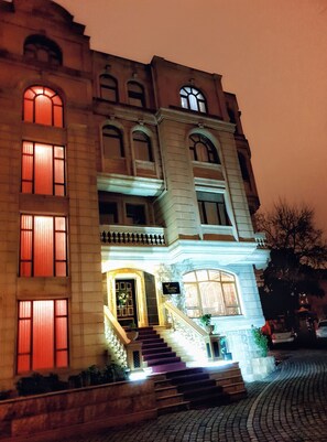 Overnatningsstedets facade – aften/nat